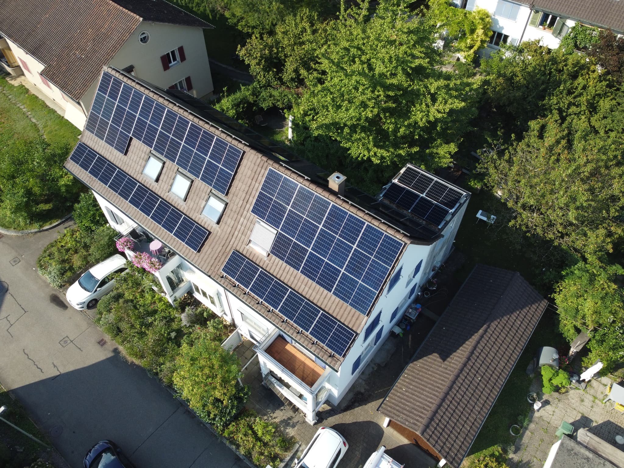 Modernes Einfamilienhaus mit Solaranlage auf dem Dach in Liestal - Detailansicht