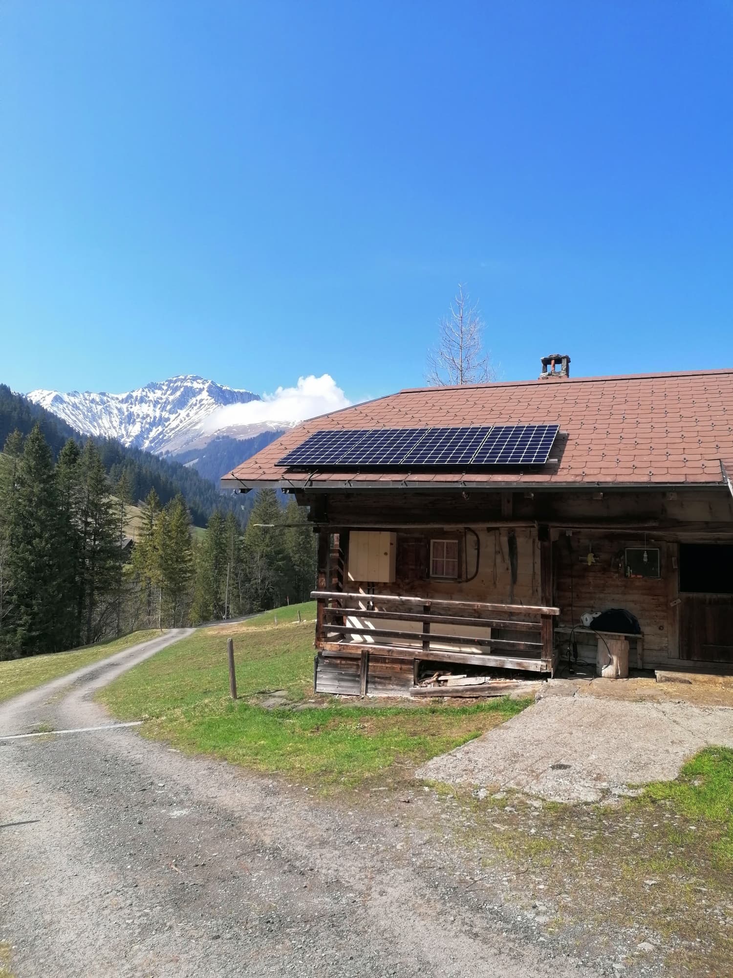 Autarke Solaranlage auf einer Alphütte