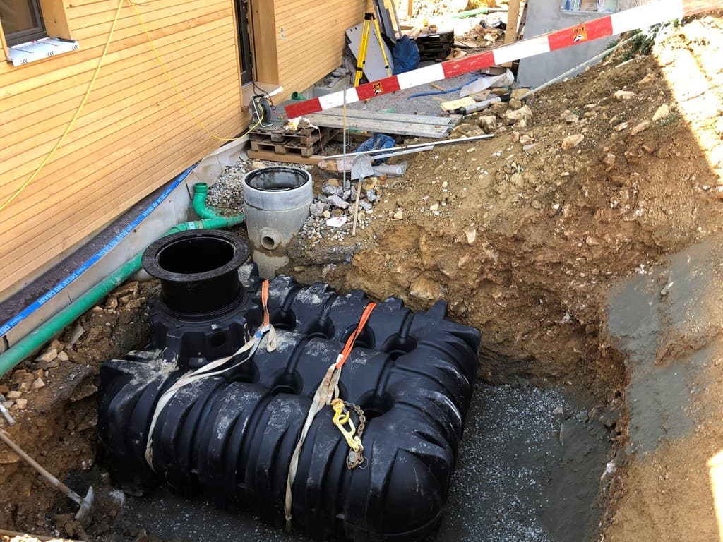 Regenwassertank im Erdreich eingebaut