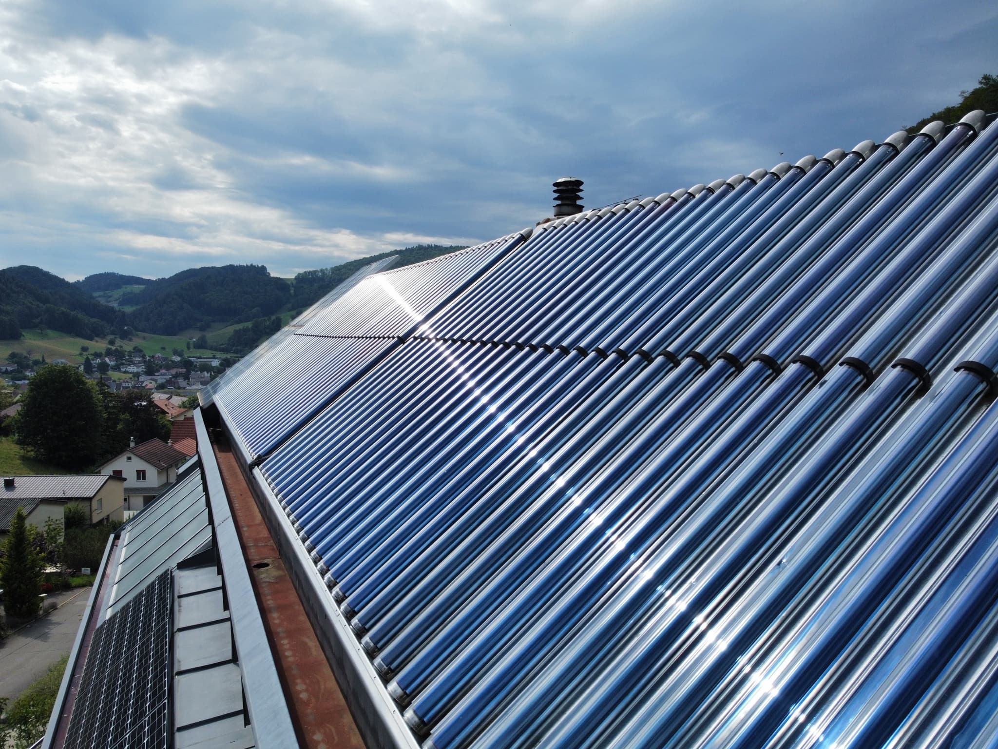 Solarthermie-Anlage auf einem Hausdach